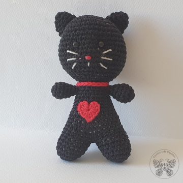 Cirmi Cica - fekete, piros szívvel